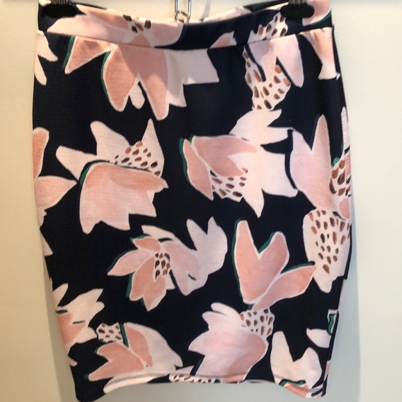 SzS/M bodycon ICONE Floral skirt - Picture 2 of 5